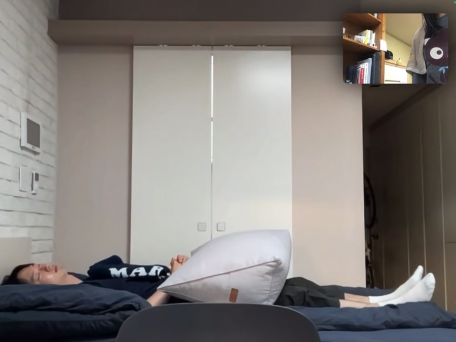 영상통화를 켜둔 채 침대에 누워 잠든 모습