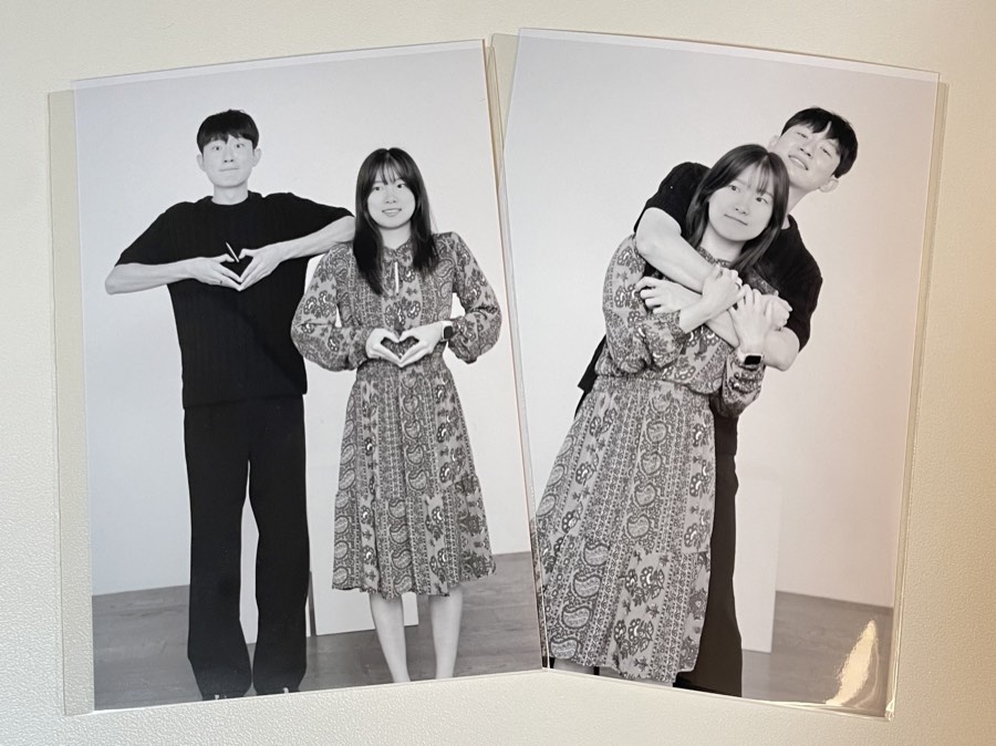 네 컷 사진 속에서 장난스럽게 포즈를 취한 두 사람