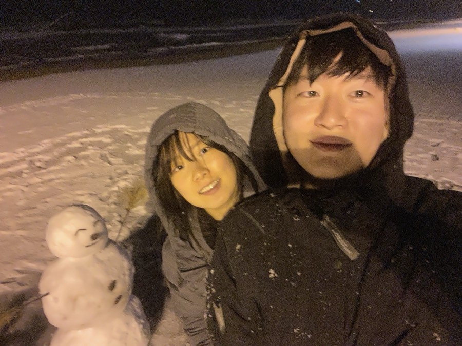 눈 오는 날 눈사람을 만들고 찍은 사진